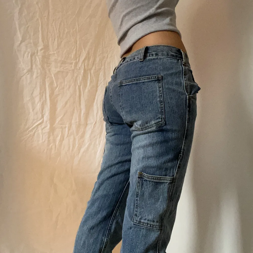 Använd gärna köp nu om du vill köpa/eller skriv till mig privat! Baggy jeans köpta på brandy melville (slutsålda) Uppskattade mått:  Midja: cirka 80 Innerbenslängden: cirka 79. Jeans & Byxor.