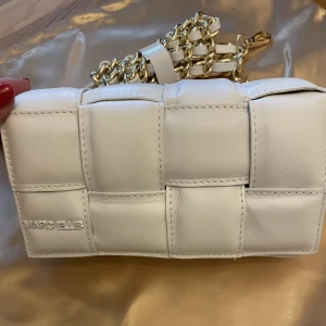Väska - Ny väska från Marc Ellis, aldrig använd. Kan användas som Clutch eller crossbody. Kedja följer med som är i guld, syns på bild 1. 