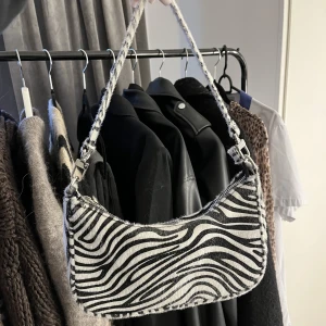 Väska från bikbok - Fin zebraväska från bikbok, köpt 2021. Använd fåtal gånger då de inte riktigt är min stil. Köparen står för frakten ❤️‍🔥