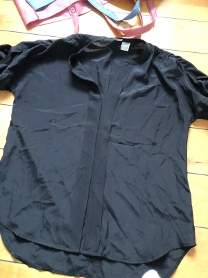 Svart blus  - Svart blus. Frakt tillkommer på 40kr!