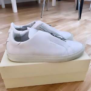 Vita, fräscha Arigato skor säljes för 1200 kr. Vid snabbköp 900 kr  Storlek 45