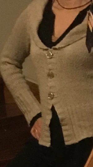 Ljusgrå snygg kofta  - Vacker mjuk skön stickad kofta. Rejäl halskrage som vikes bakåt. Snygg till skjorta eller blus. 