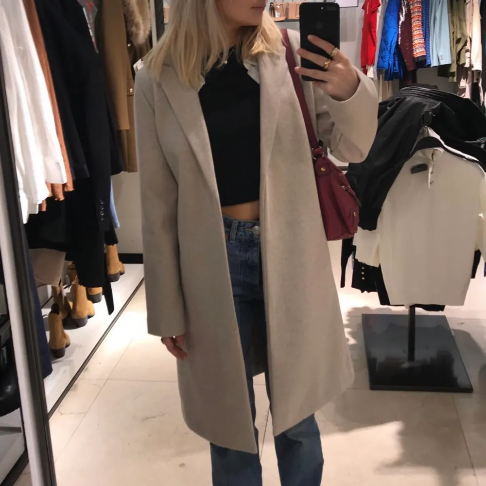 Jättefin kappa från zara i beige färg. Oanvänd, jättebra skick💗. Jackor.