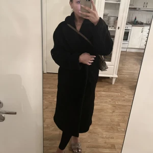 Svart Teddy kappa - Hel ny/ oanvänd köpt förra hösten på H&m Supermysig passar perfekt till vintern / över en festoutfit to stay warm but still look 🔥  Strl M  Du som skulle köpa denna, hittar ej din konversation😭 skriv till mig!