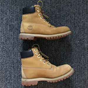 Originalkängor från Timberland i stl 6,5 (ca 37). Fint skick, knappt använda pga fel storlek. Nypris 2499kr.