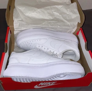 NIKE W Court Vision Alta Ltr - Helt nya skor, ej använda på grund av att skorna var för trånga vid bredden.  Ordinarie pris- 949kr, mitt pris 750kr  (Jag står ej för frakten)  