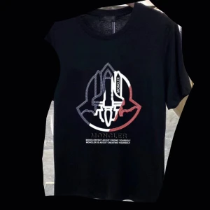 Moncler t-shirt - Helt oanvänd moncler t shirts