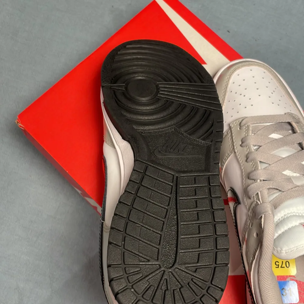 Det är ett helt nytt par skor (DS) som har storlek 38.5 (7.5 US) Kvitto finns från Nike. Skor.