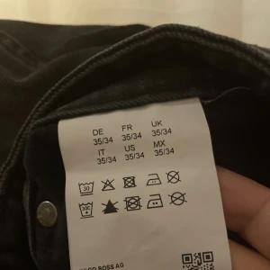 Hugo boss Jeans W35 L30 - Säljer min brors jeans Köpta på joeljolina. Dom är förkortade till 30 i längd. Passar 34 i midjan också. SLIMFIT