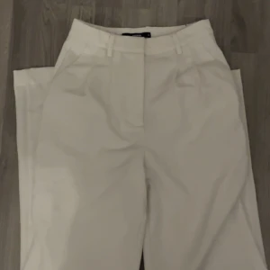 Kostymbyxor - Superfina kostymbyxor från Bikbok. Köpta för 500 men säljer för 100. Använda en gång eftersom att de är lite för långa på mig som är ungefär 160.