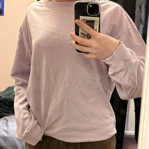 Tjocktröja monki - Mysig och varm tröja från Monki. Den är i en jättefin pastellila färg och jag använder den tyvärr inte längre :(