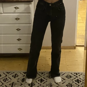 Pull&Bear jeans - Ett par skitsnygga jeans från Pull&Bear med slits. Har en washed out svart färg. Sitter svinbra på. Använda endast 1-2 ggr. Säljer för att jag har 2 par liknande 💓är 166cm lång och brukar ha W26-27 