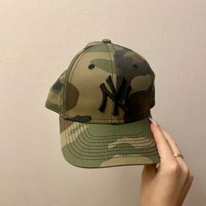 Keps från New Era i färgen militärgrön/camo! Använd max tre gånger. 