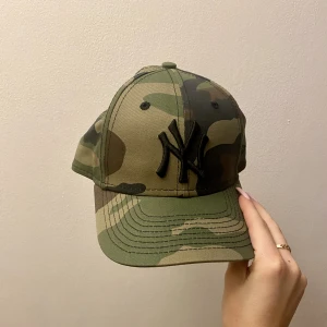 Yankees Keps - Keps från New Era i färgen militärgrön/camo! Använd max tre gånger. 