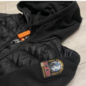 Parajumpers övergångsjacka - Köptes för 3000, säljer för 2000, nyskick! Köparen står för frakten
