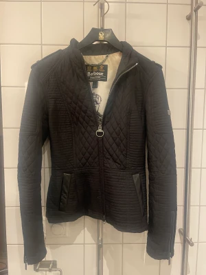 Barbour jacka  - säljer min barbour jacka storlek S  super fint skick  nypris runt 2500