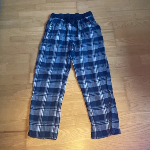 Pyjamasbyxor - Dem är i bra skick. Jag har haft dem i ungefär fyra månader. Dem är lite noppriga i mudden.