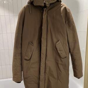 Acne Halifax AW16 stl 50 (jag är 189cm lång och har oftast M eller L)  Hel och fin, inga revor, fläckar. Muddar intakt.  Färg olivgrön  Avtagbar luva