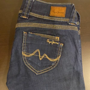 Pepe Jeans - Pepe Jeans. Vet nt riktigt storleken men skulle säja ungefär en 34❤️ Dom e lågmidjade och straight leg