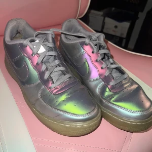 Nike air force 1 multicolor  - Köpta på sellpy! Strl 38 Väl använda, Slitna inuti i hälen men går att laga, även crease på båda skorna men sjukt snygga. Passar även 39 