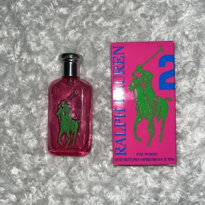 Ralph Lauren parfym - Eau de Toilette. Är i 100 ml storleken men ungefär 60% kvar. Tröttnat på doften så använder den inte längre.