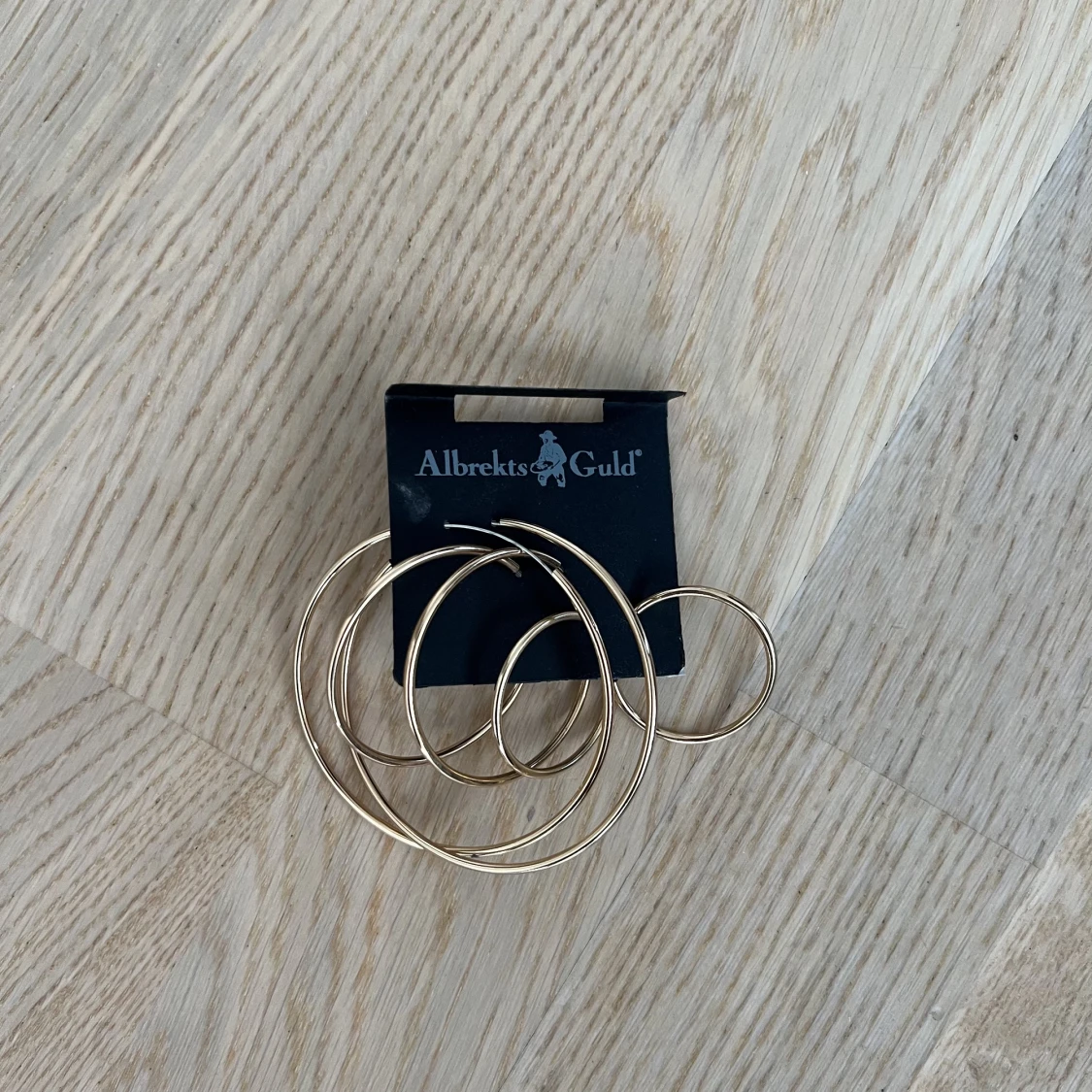 Runda guld örhängen 