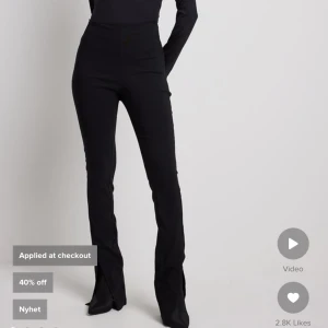 Byxor med slitsdetalj  - Super fina nya kostym byxor från Molly Rustas x NA-KD. Helt nya köpt för 399 |slutsålda 