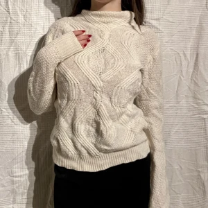 Vit Stickad Tröja - Superfin Rory Gilmore inspirerad stickad tröja från Benetton, 30% lana wool och 5% cashmir🖤 Möts i slussen eller postas