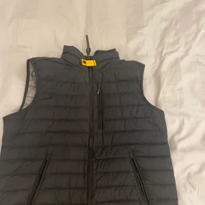 Parajumper väst  - Hej! Jag säljer min Parajumper väst pågrund av att jag inte använder den.