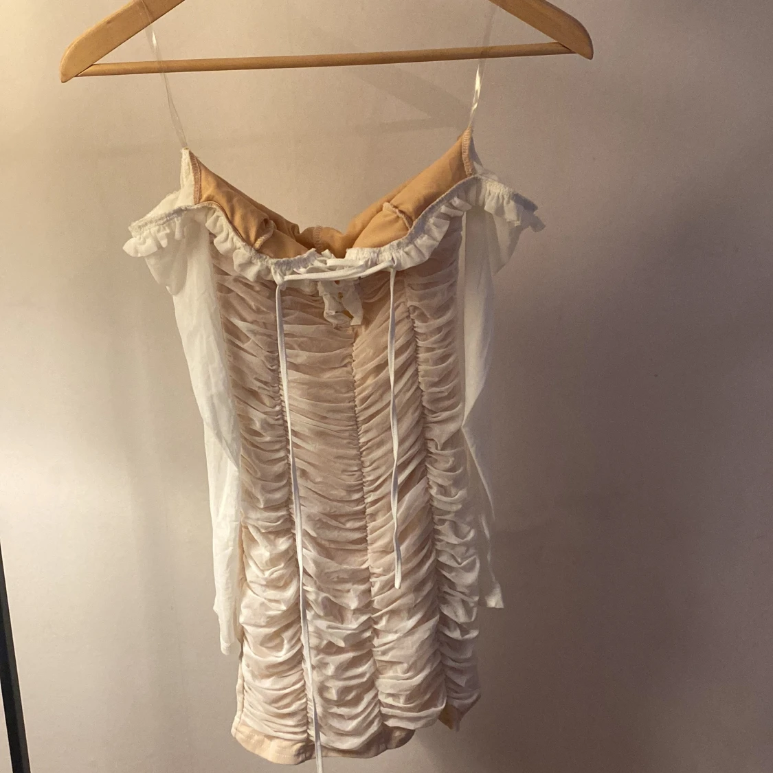 Vitt off-shoulder feta klänning