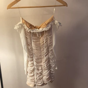 Vitt off-shoulder feta klänning - Gammal klänning som aldrig kommer till användning längre, jätte fin passform dock en aning kort, drawstrings vid brösten så man kan justera.