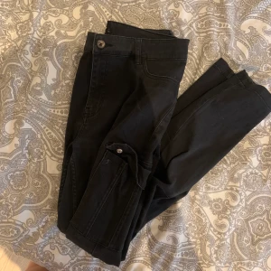 Svarta kargobyxor  - Säljer svarta cargobyxor. Använda få gånger.