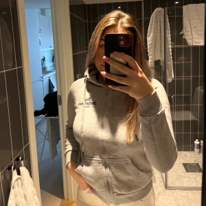 Peak Performance hoodie  - Sprillans ny Peak hoodie grå, strl xs/s | Köparen står för frakten 🤍 | Paketpris vid köp av fler plagg | Allt säljs i befintligt skick💗