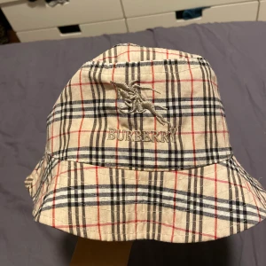 BURBERRY HAT - Burberry hat i nyskick  Aldrig använd