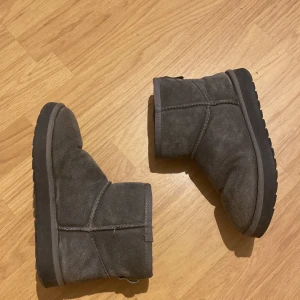 Uggs  - Hej jag säljer dessa fake uggs de ser äkta ut, men det står inte uggs där bak. De är i storlek 37. De har inga skador säljer pga att jag köpte andra i en annan färg så de kommer inte till andvändning längre. 