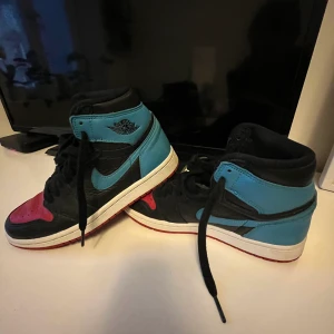 Air Jordan 1 UNC To Chicago OG  - Air Jordan 1 UNC To Chicago OG strl. 36,5. Använda enstaka gånger. 