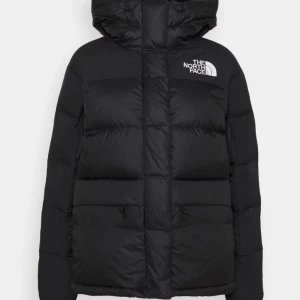 the North Face jacka  - Säljer min North Face jacka i svart, storlek XS, passar även S.  Använd endast fåtal gånger, köpt förra vinter 2021. Den är i nyskick!!  Nypris 3995kr Köparen står för frakt 🌸🌸  Kan gå ner i pris vid snabb affär 🦋