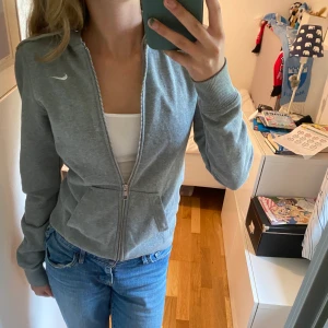 nike zip-up  - grå nike zip-up hoodie i stlk XS. Supersnygg och ger en fin figur. 200kr plus frakt💞 direkt pris 300kr