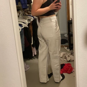 Coola jeans - Skitcoola jeans från HM. De har mycket  detaljer och är lite cargo aktiga, använda enstaka gånger💓