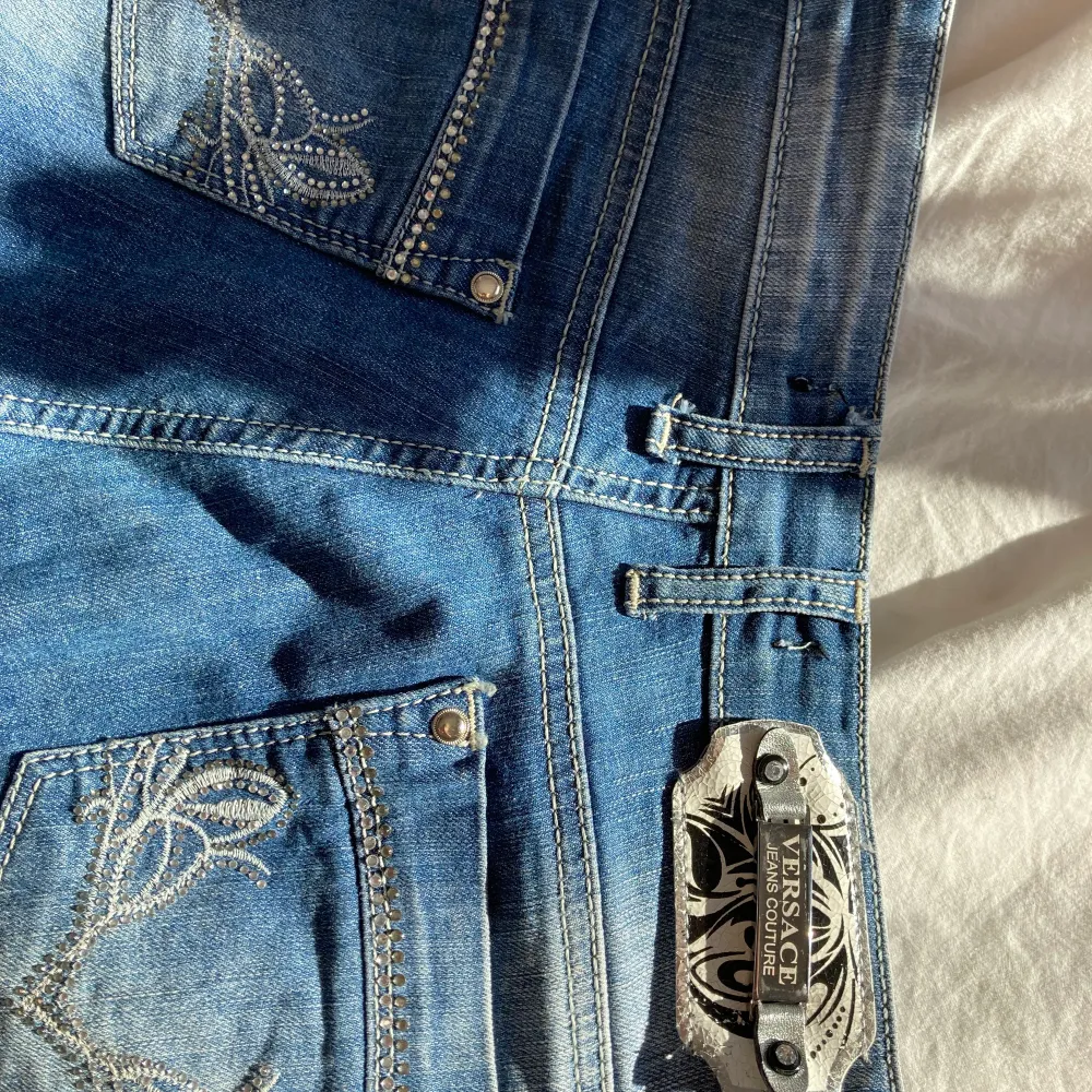 Säljer dessa Versace jeans som är köpta secondhand för ett tag sen men ej kommit till andväning💕 i fint skick hela och rena💕 använd ej köp nu! Går att köpa billigare vid snabb affär💕. Jeans & Byxor.