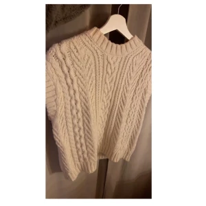 Stickad väst  - Aldrig använd, materialet kliar ej, har ni mer frågor skriv gärna🫶🏽