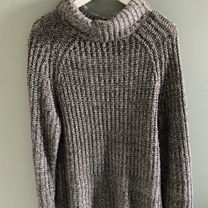 Tommy Hilfiger storlek XL - En superskön polotröja som tyvärr aldrig används. Den är liten i storleken och passar en M/L🍄Köparen står för frakten🌻