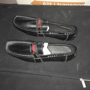 Nya oanvända skor billigt - Säljer dessa kopior billigt.jag tror det är äkta skinn.de är i storlek 43.