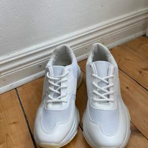 Oanvända vita sneakers från Asos, storlek 38.