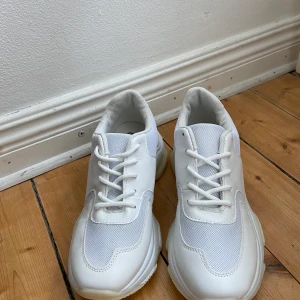 Sneakers Asos - Oanvända vita sneakers från Asos, storlek 38.