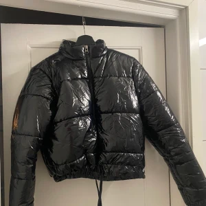 Jacka  - Lackad jacka från chiquelle i st s/36. Använd fåtal gånger. Som ny