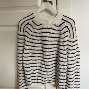 Tröja från gina tricot - Super fin stickad tröja från gina tricot, knappt använd så bra skick. Köparen står för frakten!