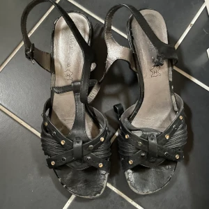 Sommarskor! - Säljer dessa sommarskor med en liten klack. De är i storlek 38. De är ganska slitna därav priset. Frakt eller mötas upp i Kalmar:)