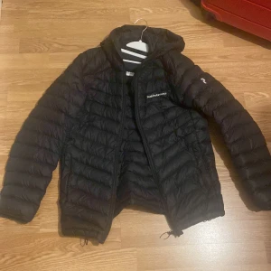 Peak performance jacka - Säljer den för jag inte vill ha den längre. Vill ha något nytt. Köpt i stadium för 2800 om jag minns rätt. Haft den i ett år,Bra skick.  Kan gå ner vid snabb affär 