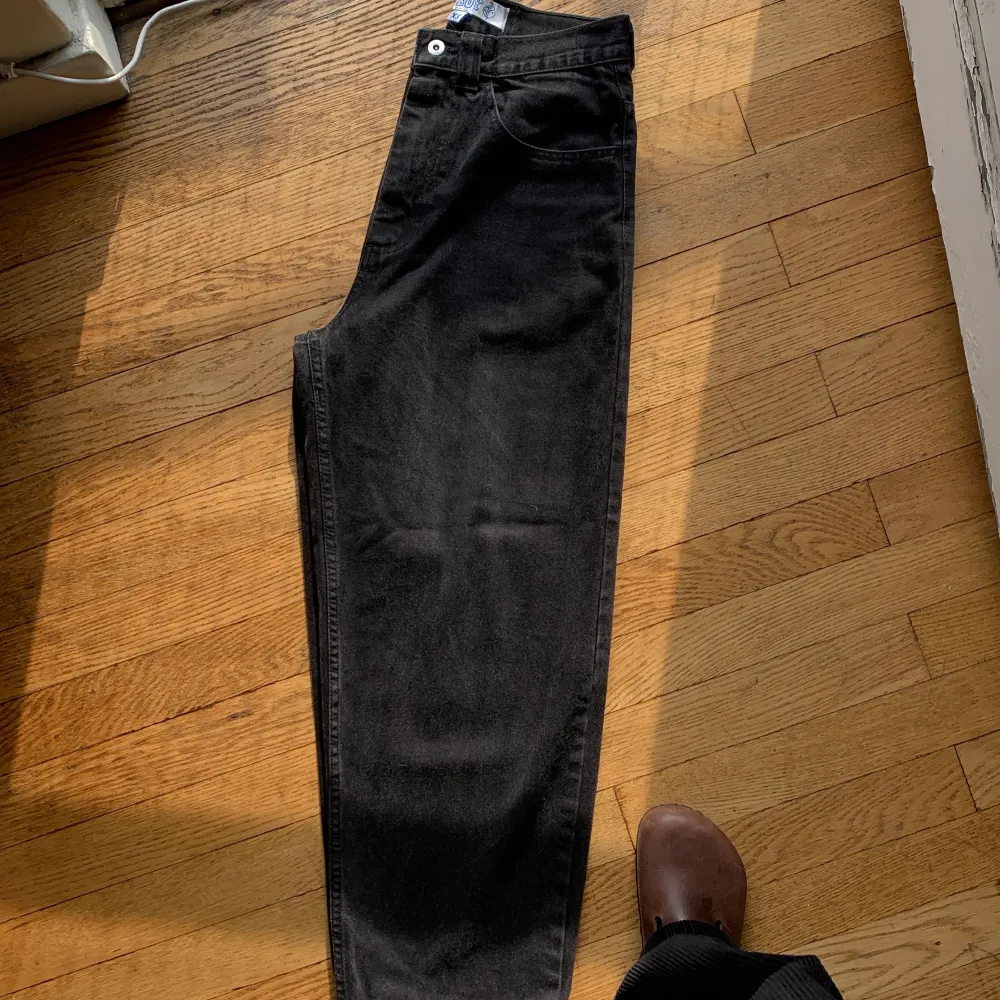 Big boy jeans i svart från Polar Storlek XS.  Använda men i mycket gott skick!. Jeans & Byxor.